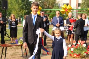 1 сентября в школах Великих Лук прошли Торжественные линейки (ФОТО)