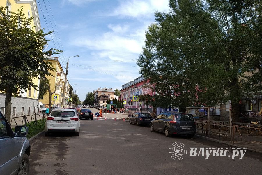 На улице Зверева обновляют зебр (ФОТО)