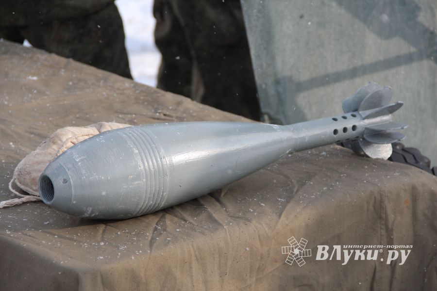 Великолучанам показывают армейскую технику и кормят кашей (6+) (ФОТО)