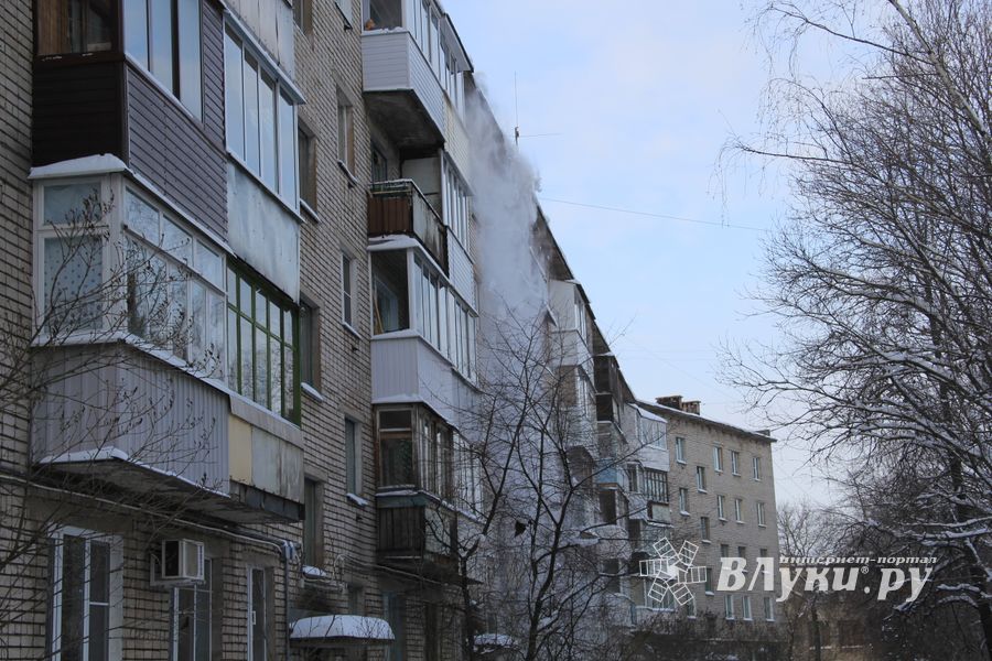 Смелые люди на крышах Великих Лук