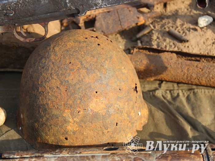 Великолучанам показывают армейскую технику и кормят кашей (6+) (ФОТО)