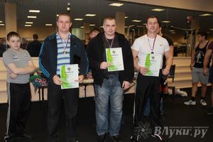 В Великих Луках состоялись Первенство города по жиму штанги и Первый Кубок города по армлифтингу (фото)