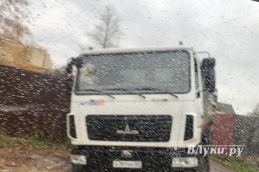 В проезде Нелидовском провалился КамАЗ (ФОТО)