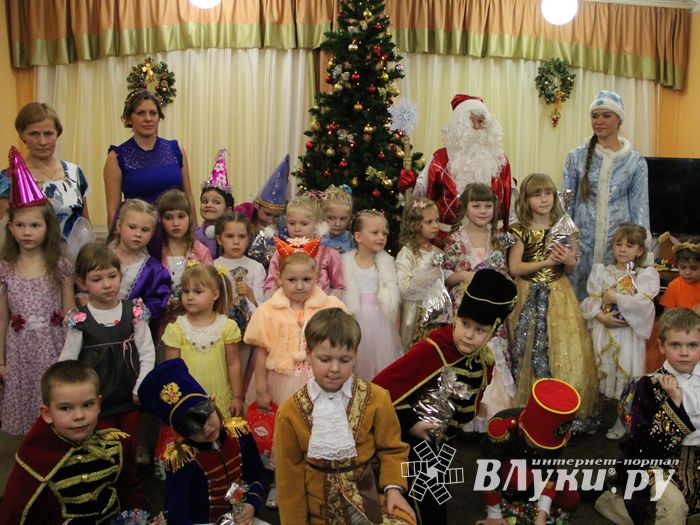 В Великие Луки пришла пора новогодних утренников (ФОТО)