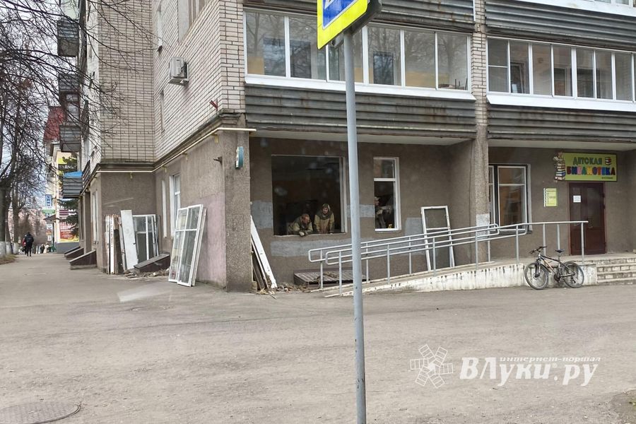 В великолукской детской библиотеке меняют окна (ФОТО)