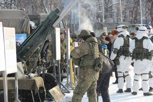 Великолучанам показывают армейскую технику и кормят кашей (6+) (ФОТО)