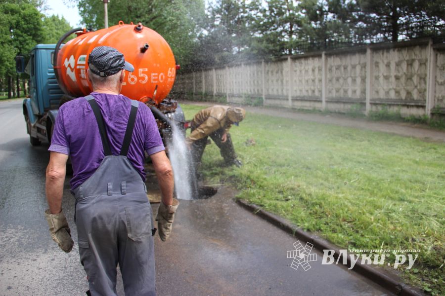 На пр. Гагарина устраняют аварию на водопроводе (ФОТО)