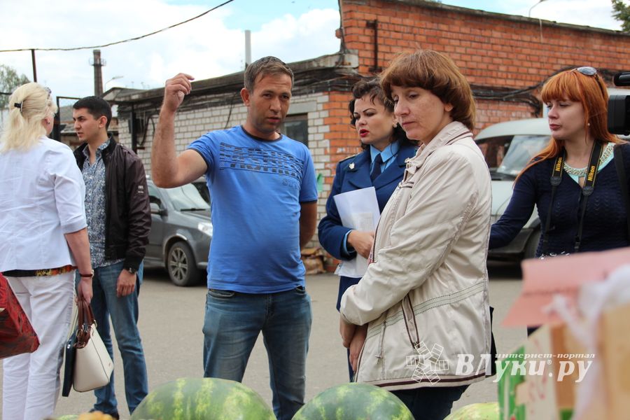 В Великих Луках проверили бахчевые (ФОТО)