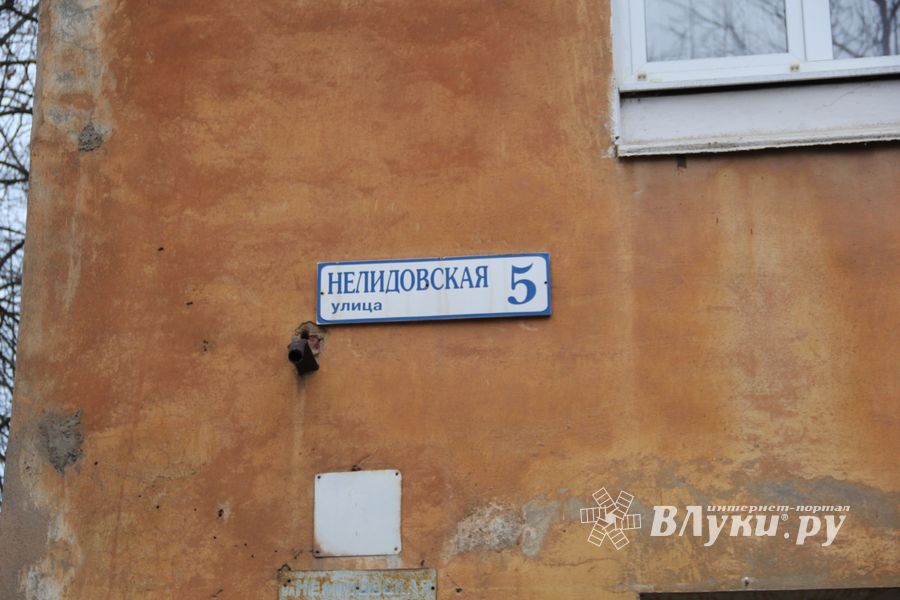 В жилом доме на улице Нелидовской начали ремонт крыши (ФОТО)