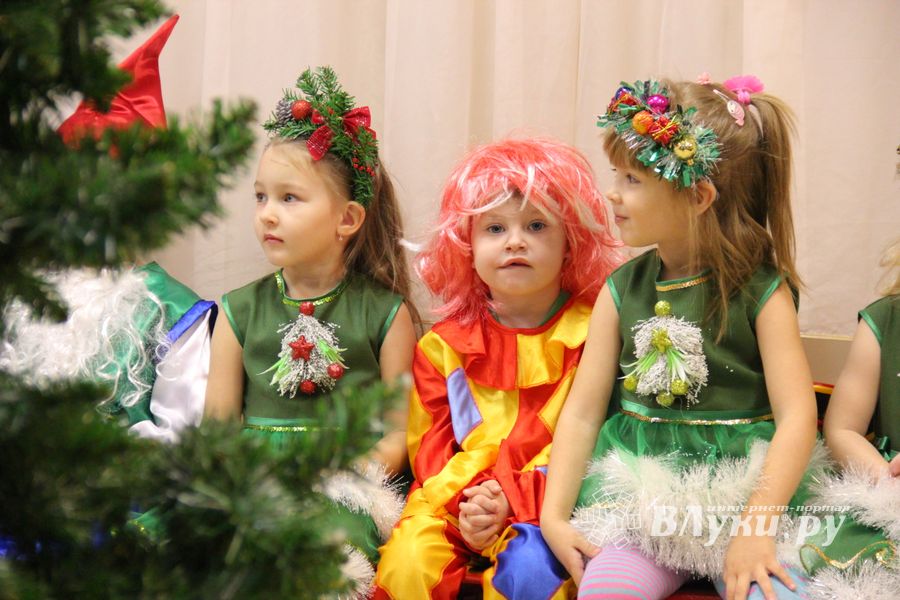 В детских садах Великих Лук проходят новогодние утренники (ФОТО)
