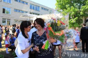 В Великих Луках прозвенели «Последние звонки»