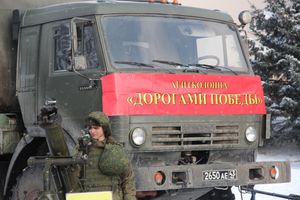 Великолучанам показывают армейскую технику и кормят кашей (6+) (ФОТО)