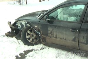 В Великих Луках водитель Фольксвагена врезался в дерево и выехал на тротуар (ФОТО)