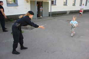 В рамках акции «Зарядка со стражем порядка» псковские полицейские посетили подшефный детский дом (фото)