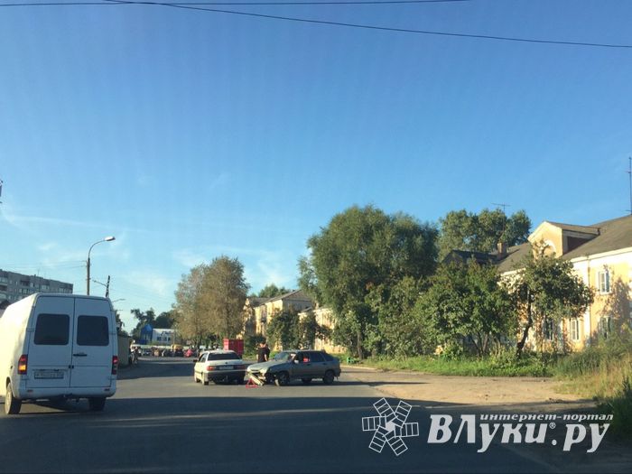 Две легковушки столкнулись в Великих Луках (ФОТО)