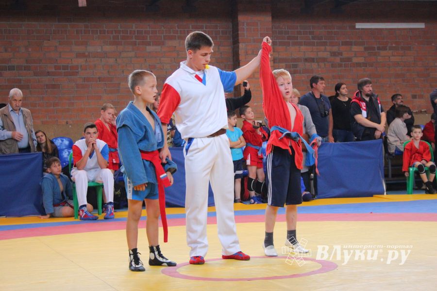 В Великих Луках проходит турнир по самбо (ФОТО)