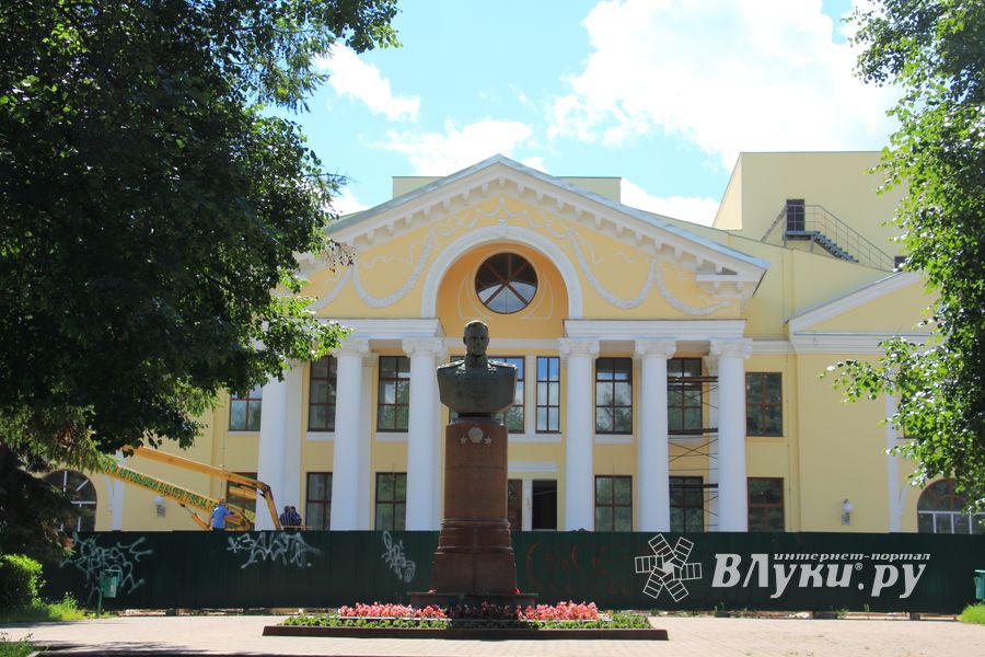 Обновлённый интерьер Великолукского драмтеатра - всё что удалось увидеть (ФОТО)