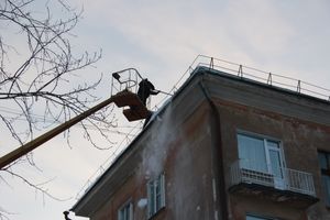 На Нелидовской сбивают сосульки (ФОТО)