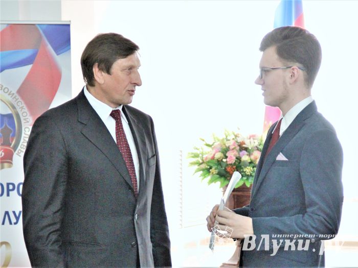 Лучших выпускников Великих Лук наградили «Золотыми парусами» (ФОТО)