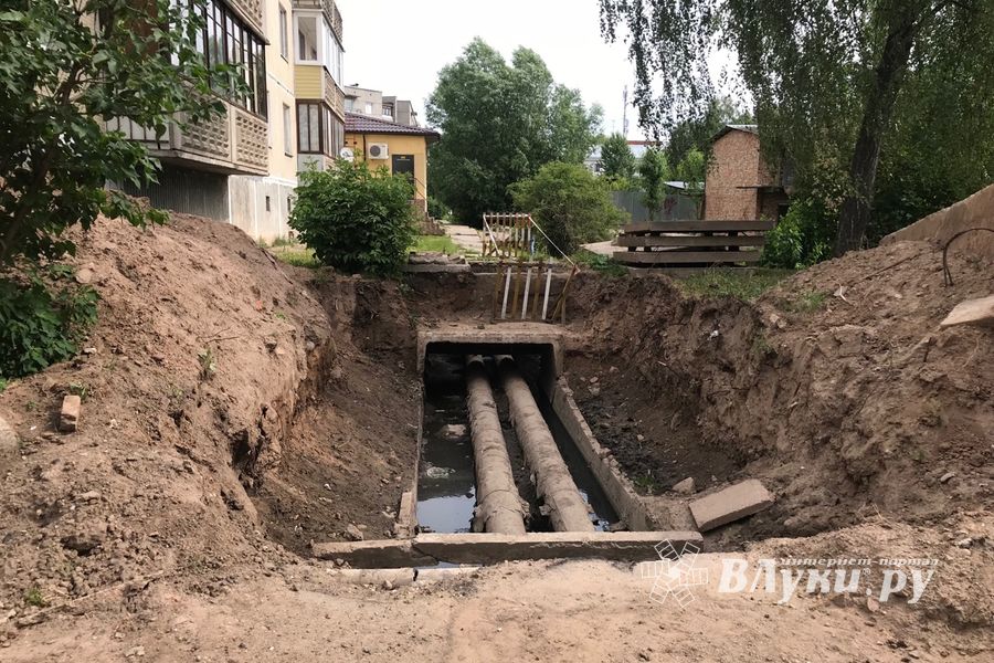 В Великих Луках «вскрывают» дворы (ФОТО)