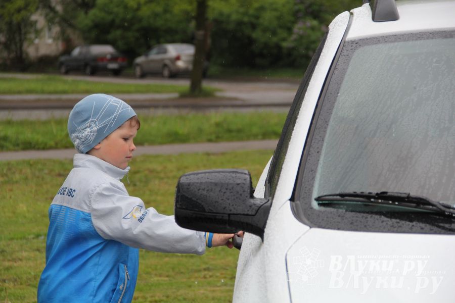 В Великих Луках прошла «Весенняя автоярмарка Великие Луки — 2015» (фото)