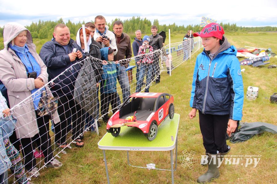 В Великих Луках проходит 7-й Фестиваль авиамодельного спорта (ФОТО)