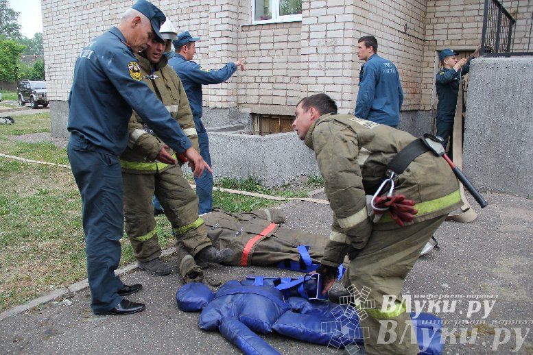 В Великих Луках прошли областные соревнования среди пожарных по спасению пострадавших