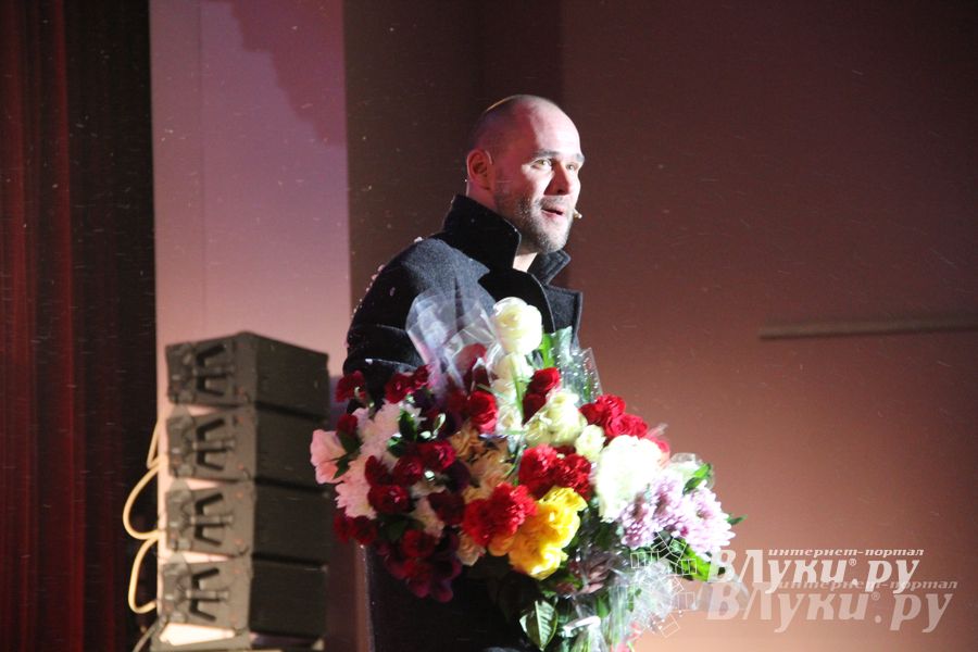 Максим Аверин выступил в Великих Луках с моноспектаклем (фото)