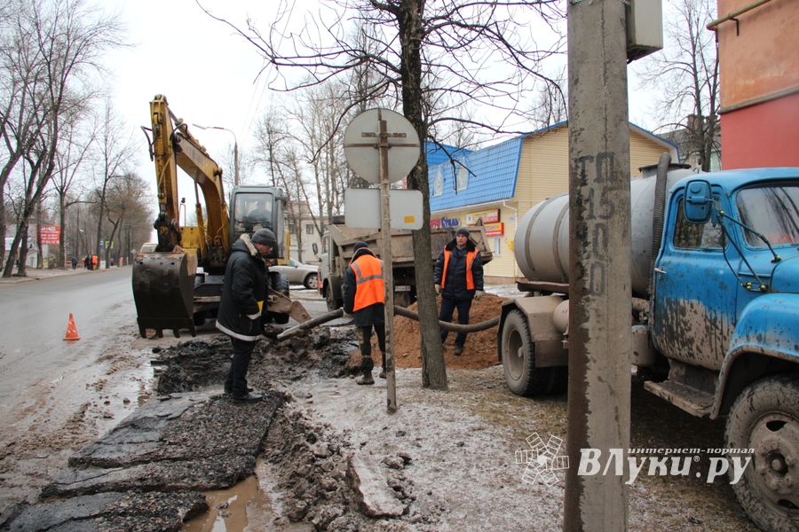 Из-за аварии в водоводе несколько домов отключены от воды (ФОТО)