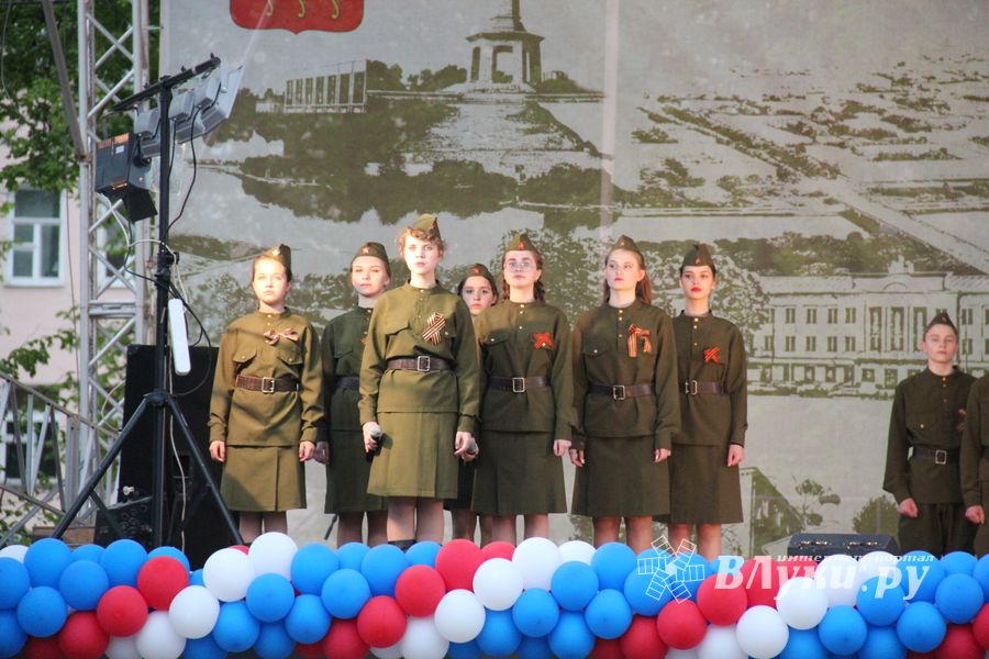 В Великих Луках прогремел праздничный салют в честь Дня Победы (ФОТО)