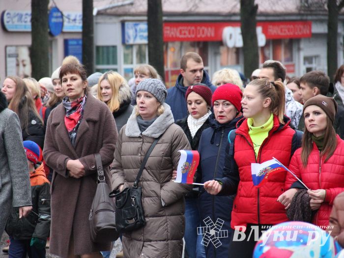 В Великих Луках прошло праздничное шествие (ФОТО)