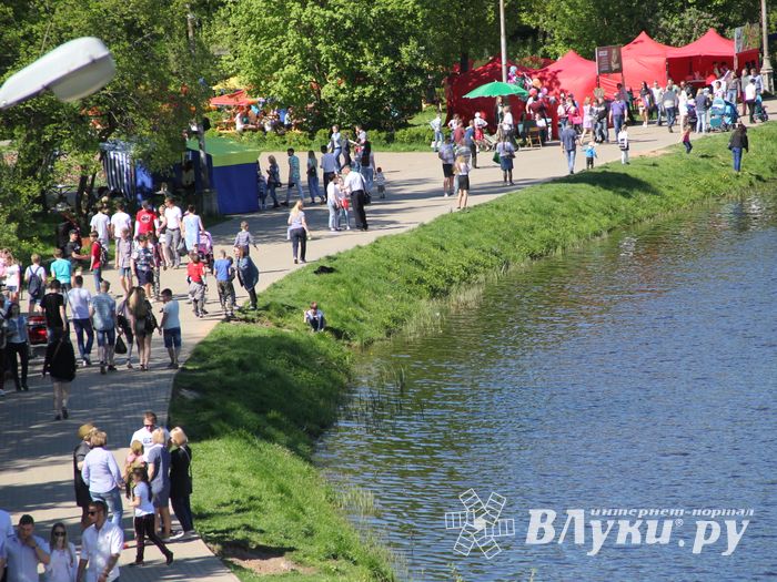 По центральному проспекту Великих Лук прошёл  «Бессмертный полк» (0+) (ФОТО)