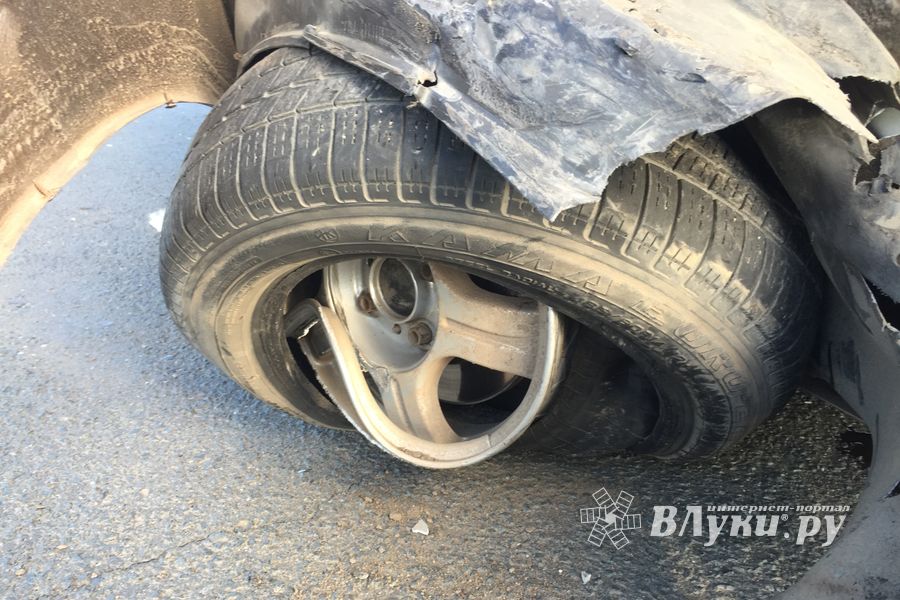 На трассе Рига-Москва столкнулись легковушка и фура (ФОТО)