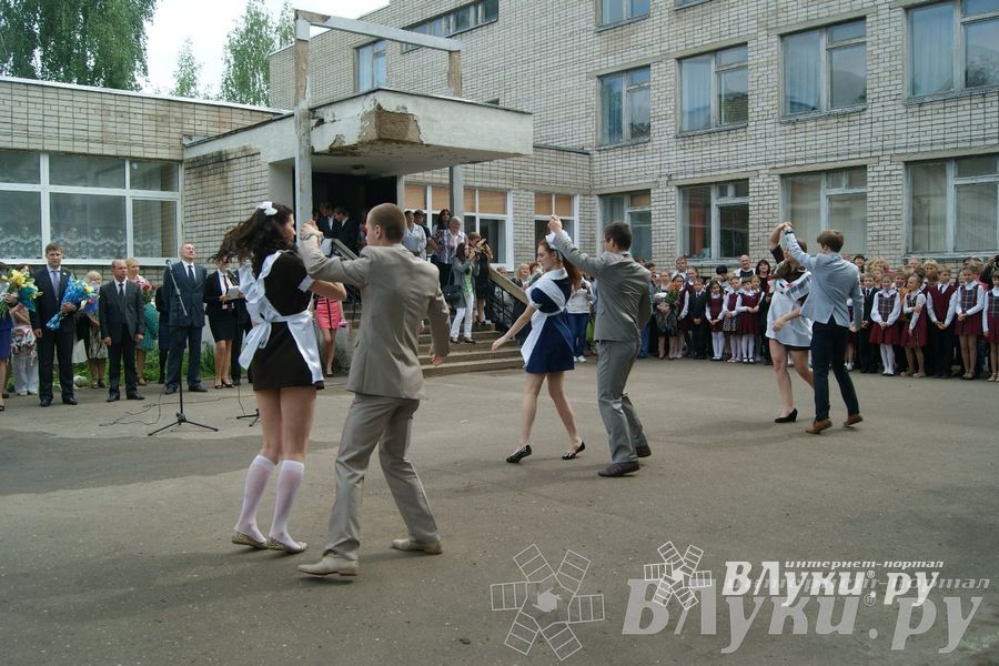 «Последний звонок» в школах Великих Лук