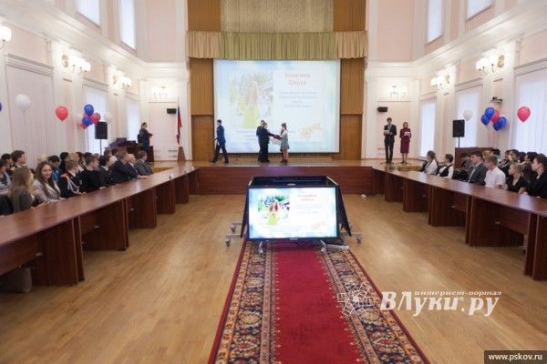 Более 100 педагогов и учащихся Псковской области получили областные и федеральные премии (фото)