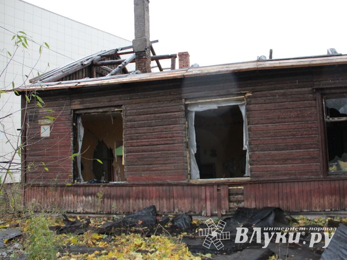 В Великих Луках сносят барак (ФОТО)