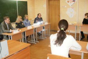 В День правовых знаний сотрудники ГИБДД напомнили школьникам правила дорожной безопасности (фото)