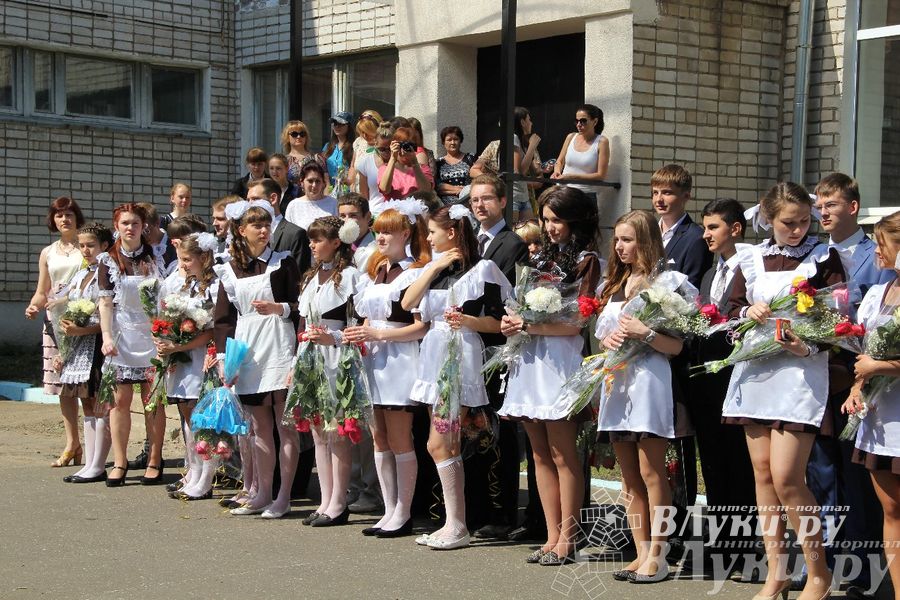 В Великих Луках прозвенели «Последние звонки»