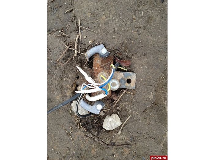  Вандалы повалили светильники на набережной Псковы (фото)