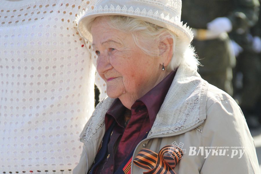 Парад Победы в Великих Луках (фото)