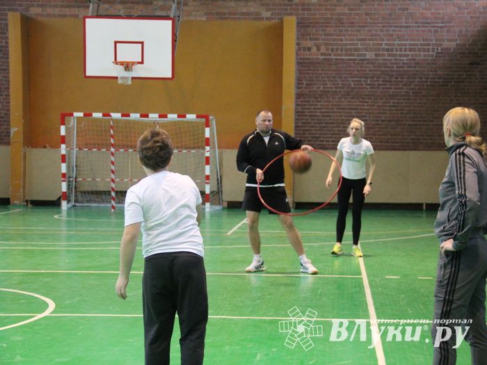 В Великих Луках прошли областные соревнования «Папа, мама, я - спортивная семья» (ФОТО)