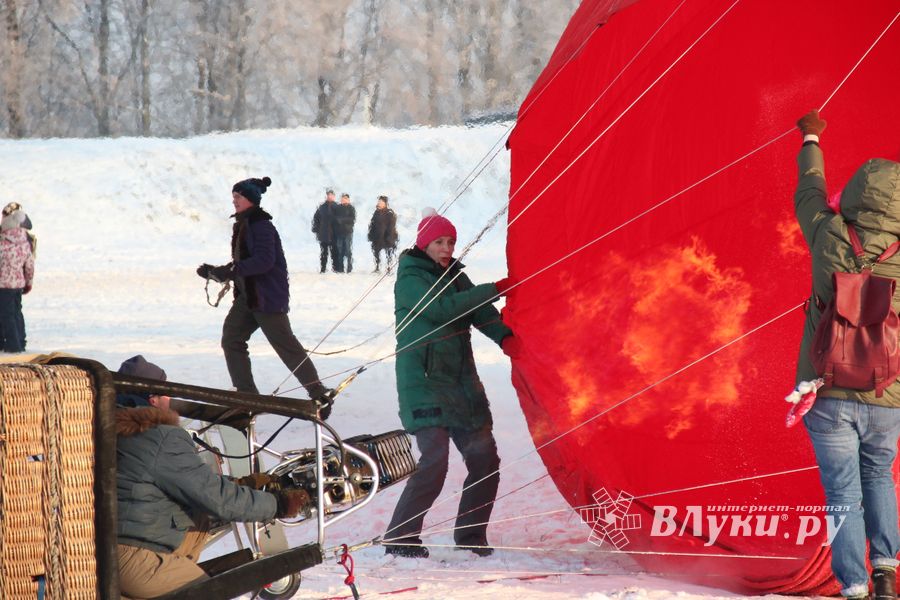 Над Великими Луками взлетели «Яблоки на снегу» (фото)