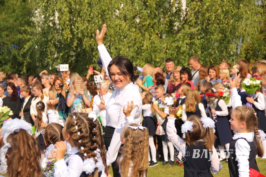 1 сентября в школах Великих Лук прошли Торжественные линейки (ФОТО)