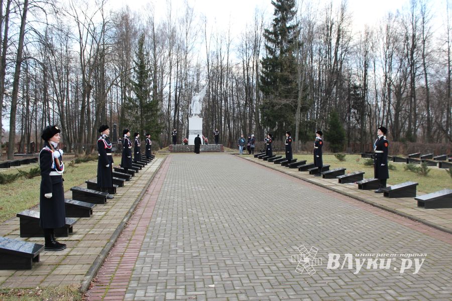 Родственники погибших солдат приняли участие в возложении цветов в Великих Луках