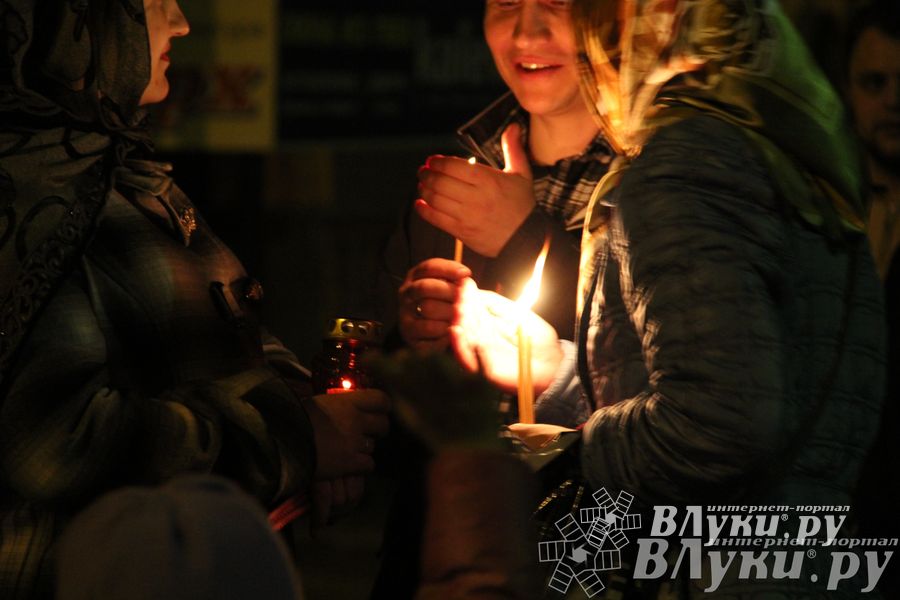 Крестным ходом встредили великолучане светлый праздник Пасхи