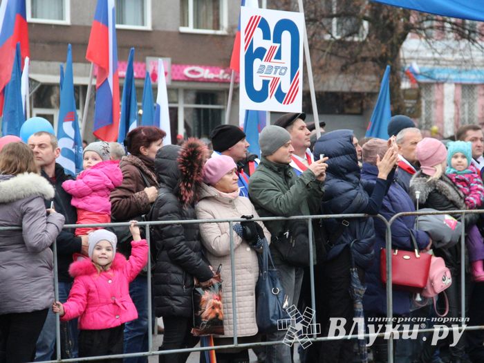 Митинг и праздничные гуляния в Великих Луках (ФОТО)