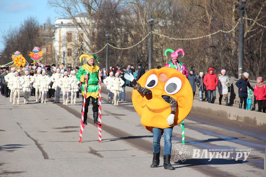 В Великих Луках широко отметили Масленицу (ФОТО)