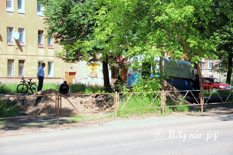 Не выдержала испытания: на Нелидовской ремонтируют теплотрассу (ФОТО)