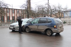 В Великих Луках не разъехались Форд и Рено (фото)