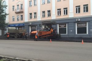 На ул. Некрасова в Великих Луках появился новый асфальт, на здании городской администрации — штукатурка (ФОТО)